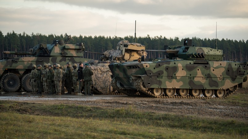 Borsuk to nowy Bojowy Wóz Piechoty, obok amerykański Bradley