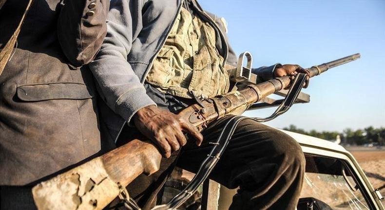 un homme équipé d'un fusil (illustration)