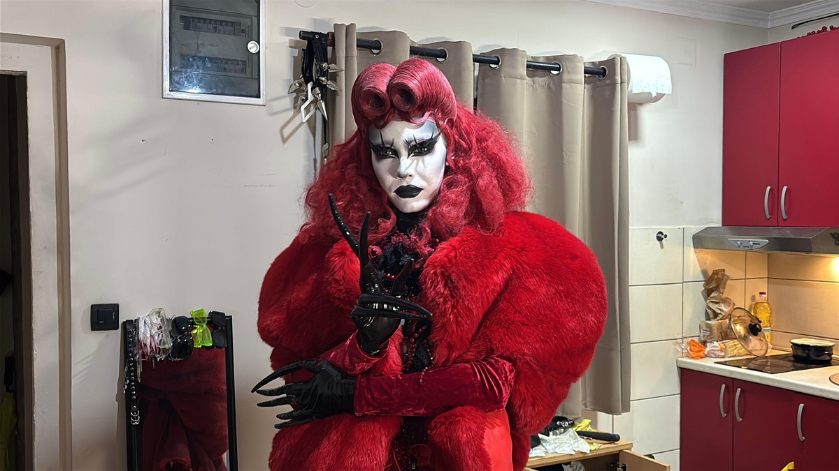 Vanet - visoka i vitka ruska dreg kraljica spremna za nastup | Foto: BBC