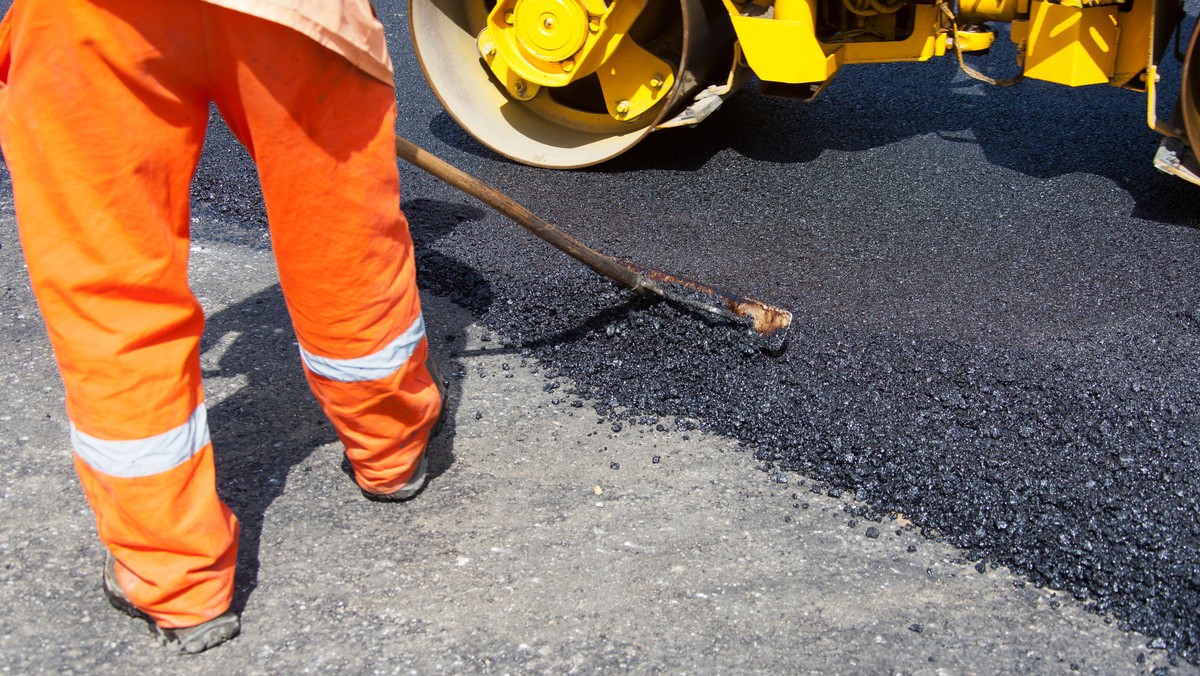 Umowę na budowę drogi ekspresowej S5 Poznań – Wrocław na odcinku między autostradą A2 a Wronczynem podpisała dziś GDDKiA z wykonawcą - konsorcjum włoskich firm. W ciągu 22 miesięcy ma powstać 16 km trasy.