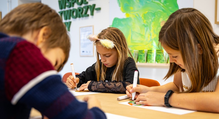 Od poniedziałku do piątku dzieci mogą korzystać z różnorodnego programu. Są zajęcia artystyczne, kulturalne, ruchowe, integracyjne, kulinarne etc. 