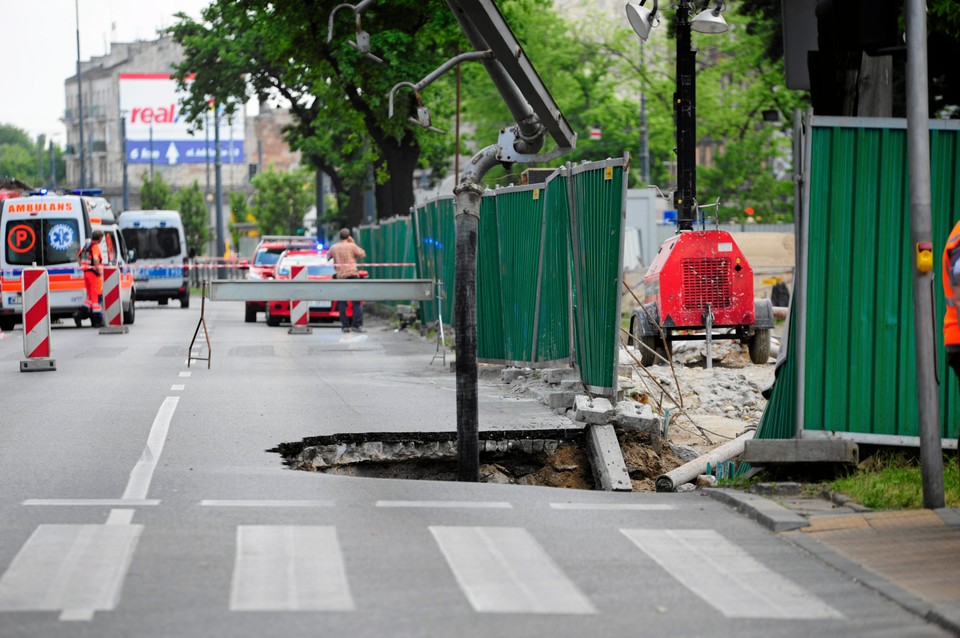 Na budowie II linii metra zapadła się jezdnia