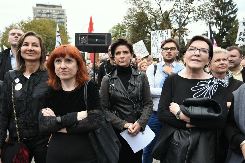 "Pięćset złotych nie dla zygoty!": wkurzone Polki pod Sejmem