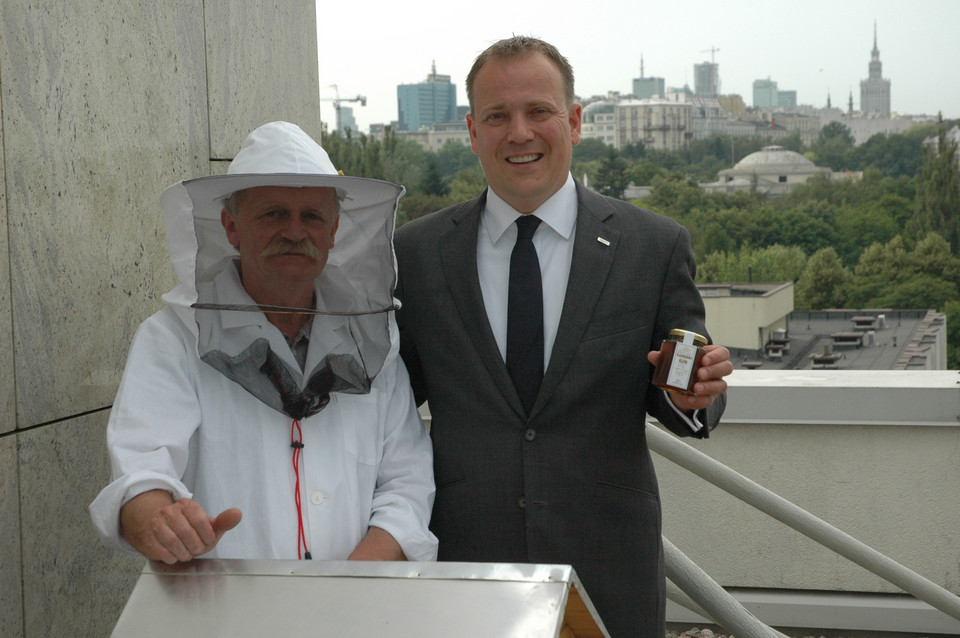 Pasieka na dachu hotelu oraz (od lewej) Heddo Siebs, dyrektor hotelu Hyatt i pszczelarz Maciej Barzyk, opiekun pasieki. Fot. Piotr Halicki/Onet.