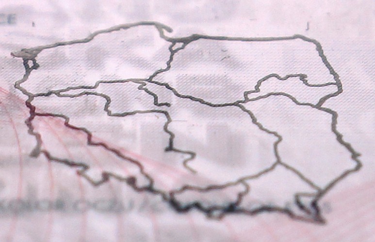 Jeżeli nie mamy dowodu osobistego policjant może ustalić tożsamość osoby poprzez paszport czy inny dokument z fotografią i z indywidualnym oznaczeniem. Jeżeli nie mamy przy sobie żadnych dokumentów,tożsamość można ustalić na podstawie oświadczenia ustnego. Jeżeli odmówimy okazania dokumentu, możemy trafić  do jednostki Policji w celu ustalenia jej tożsamości. Tożsamość może zostać ustalona na podstawie oświadczenia osoby trzeciej, której tożsamość została ustalona na podstawie okazanego dokumentu tożsamości.