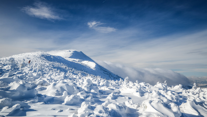 GOPR obniżyło do drugiego stopień zagrożenia lawinowego na Babiej Górze. Ratownik dyżurny Grupy Beskidzkiej GOPR Łukasz Twardowski powiedział w poniedziałek, że warunki na szlakach są bardzo trudne. W górach w ostatnich godzinach przybyło śniegu.