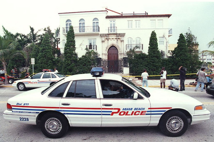 Policja przed willą Gianni Versace gdzie został postrzelony