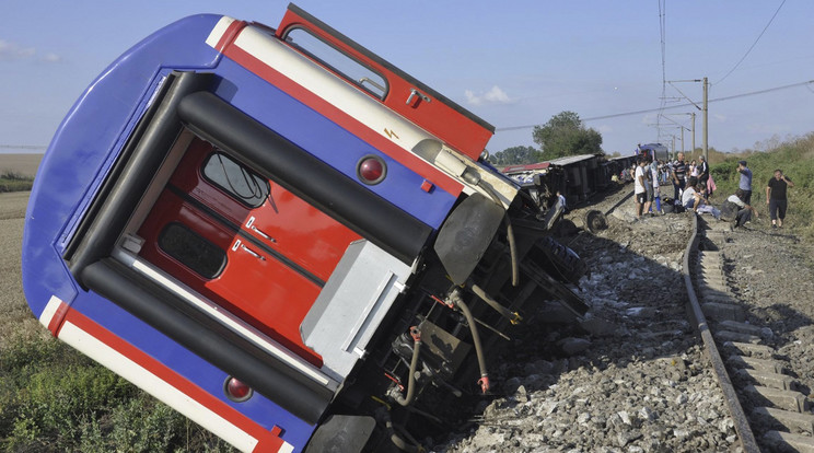 A vonat kisiklott, a szerelvény hat vagonja felborult /Fotó: MTI-AP/Mehmet Yirun