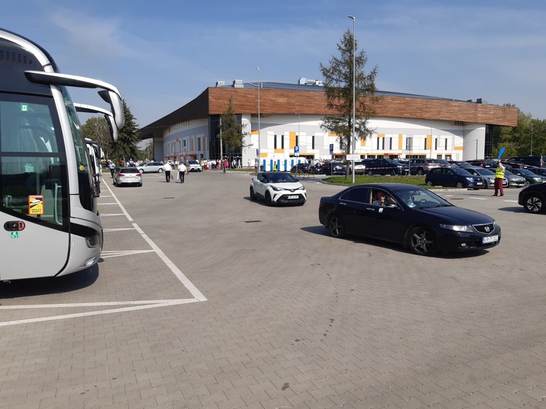 Zapełniony parking przed tarnowską halą