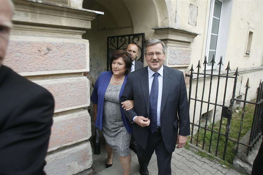 Bronisław Komorowski, wybory prezydenckie, głosowanie, żona, spacer
