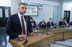 Duda ułaskawił Bąkiewicza. Kara za atak na Babcię Kasię częściowo umorzona