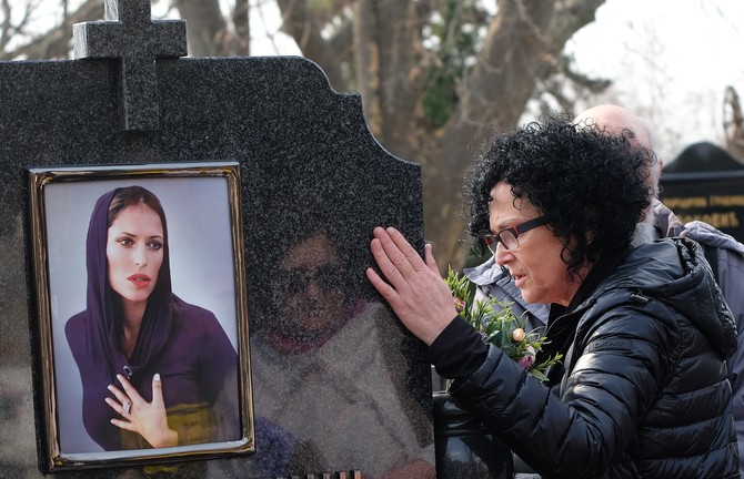 Majka Ljubica pored groba ćerke Ksenije Pajčin
