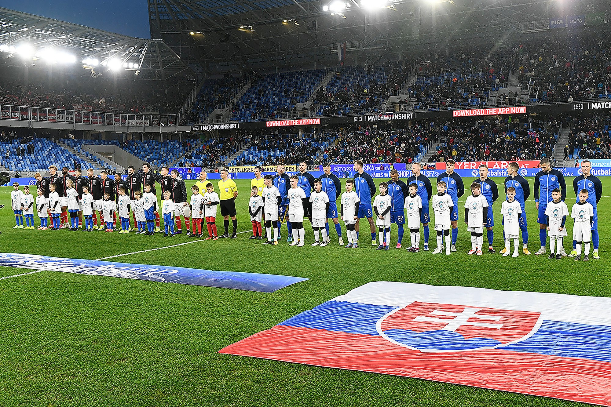 Vpravo tím Slovenska a vľavo tím Rakúska počas hymny pred začiatkom prípravného zápasu.