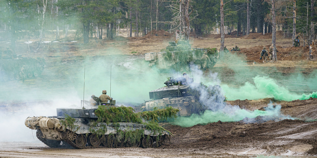 Brytyjskie czołgi Challenger II na centralnym poligonie wojskowym Tapa w Estonii podczas ćwiczeń NATO Bold Dragon wraz z siłami estońskimi, duńskimi i francuskimi, kwiecień 2022 r.