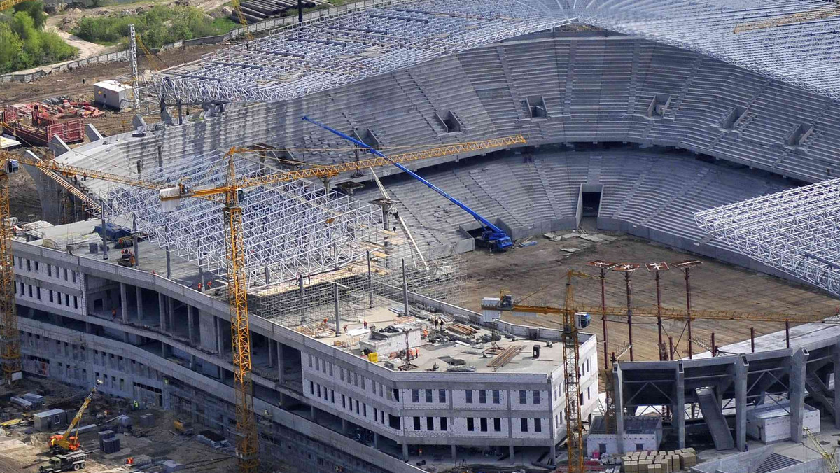 Jak donoszą ukraińskie media, rozpoczęły się już prace związane z montażem przezroczystego dachu na stadionie we Lwowie. Tamtejszy obiekt będzie jedną z aren zbliżającego się Euro 2012.