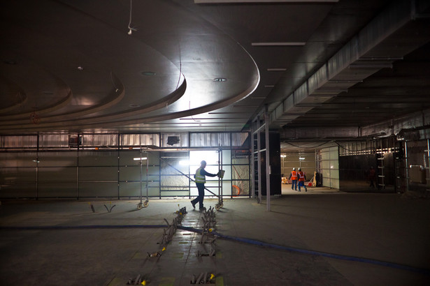 Przejście podziemne przy stacji metra Rondo ONZ. Budowa centralnego odcinka II linii metra w Warszawie, 25.04.2014