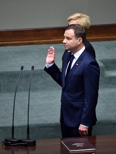 Andrzej Duda i towarzysząca mu żona Agata Kornhauser-Duda w sali plenarnej Sejmu podczas uroczystości. Andrzej Duda złożył przysięgę przed Zgromadzeniem Narodowym i formalnie objął urząd prezydenta