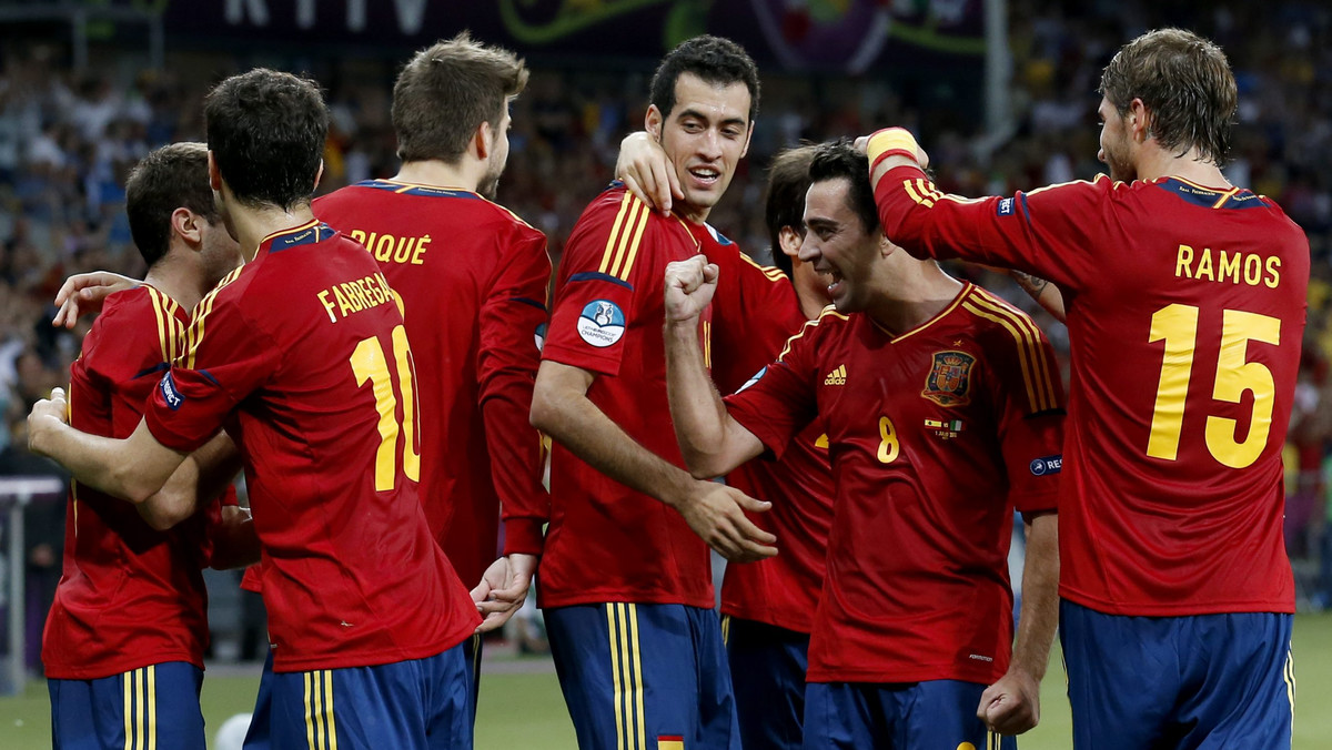 Reprezentacja Hiszpanii jako pierwsza w historii futbolu obroniła wywalczony przed czterema laty tytuł mistrzów Europy i zdobyła trzeci złoty medal z rzędu na wielkiej imprezie! W finałowym meczu Euro 2012 rozgrywanym na Stadionie Olimpijskim w Kijowie, La Furia Roja rozbiła reprezentację Włoch 4:0 (2:0). Włosi przeżyli wielki dramat - już od 62. minuty musieli grać w "10", po tym jak kontuzji nabawił się Thiago Motta, a Cesare Prandelli wykorzystał wcześniej komplet zmian. Wtedy stało się już niemal pewne, że nic już nie odbierze Hiszpanii tytułu mistrzów Europy. Piłkarzem meczu został Andres Iniesta.