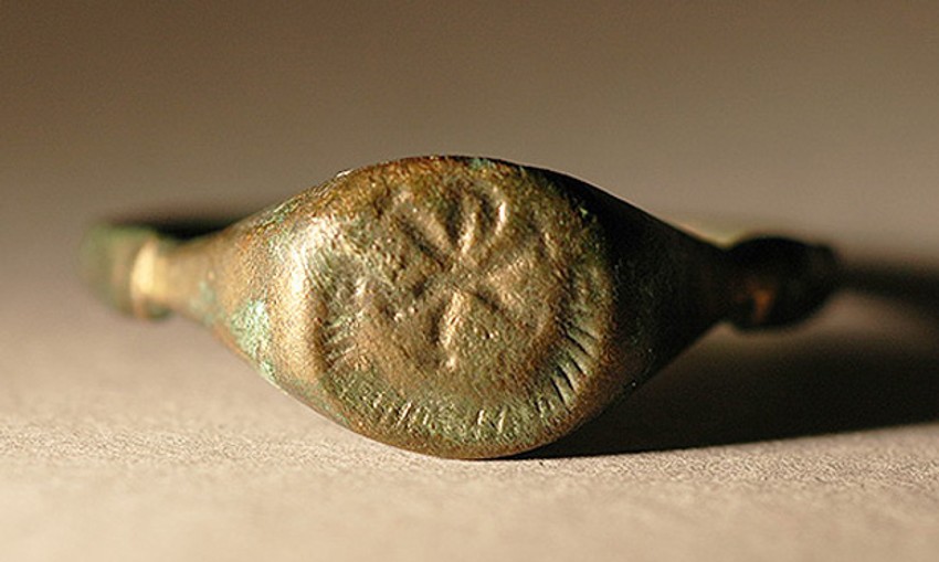 Hristov monogram na prstenu