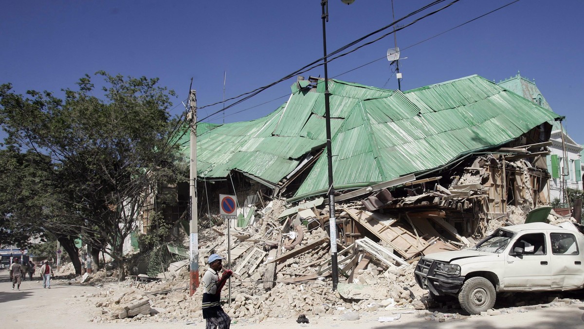 Fakt, że Haiti było głęboko pogrążone w chaosie jeszcze przed trzęsieniem ziemi, pomimo otrzymywania pomocy w wysokości 5 miliardów dolarów w ciągu 20 lat, jest powodem do dyskusji, czy plan odbudowy Haiti się powiedzie, czy może sytuacja wróci do tej sprzed trzęsienia - informuje The New York Times.