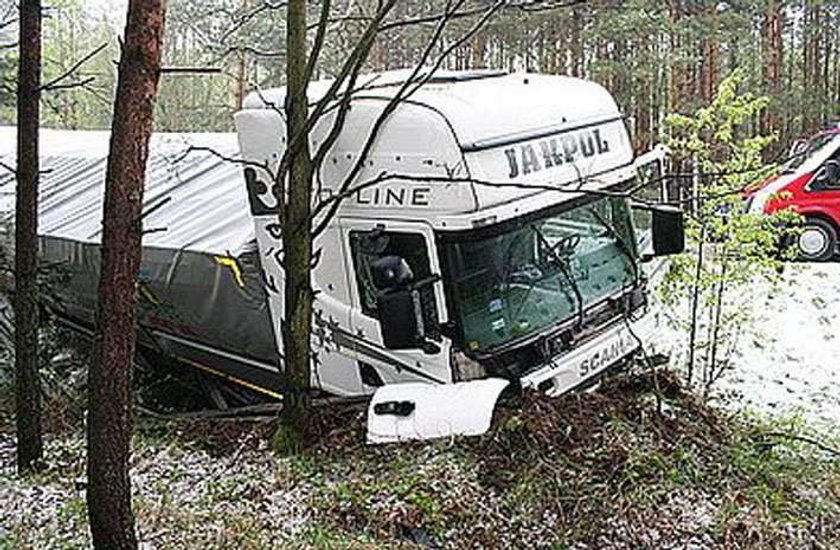 Dramat na drodze. Zginął pod ciężarówką