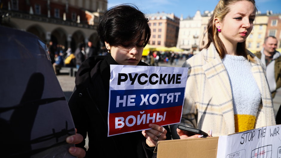Rosjanie podczas demonstracji antywojennej w Krakowie, 20 marca 2022 r. Napis na plakacie: "Rosjanie nie chcą wojny"
