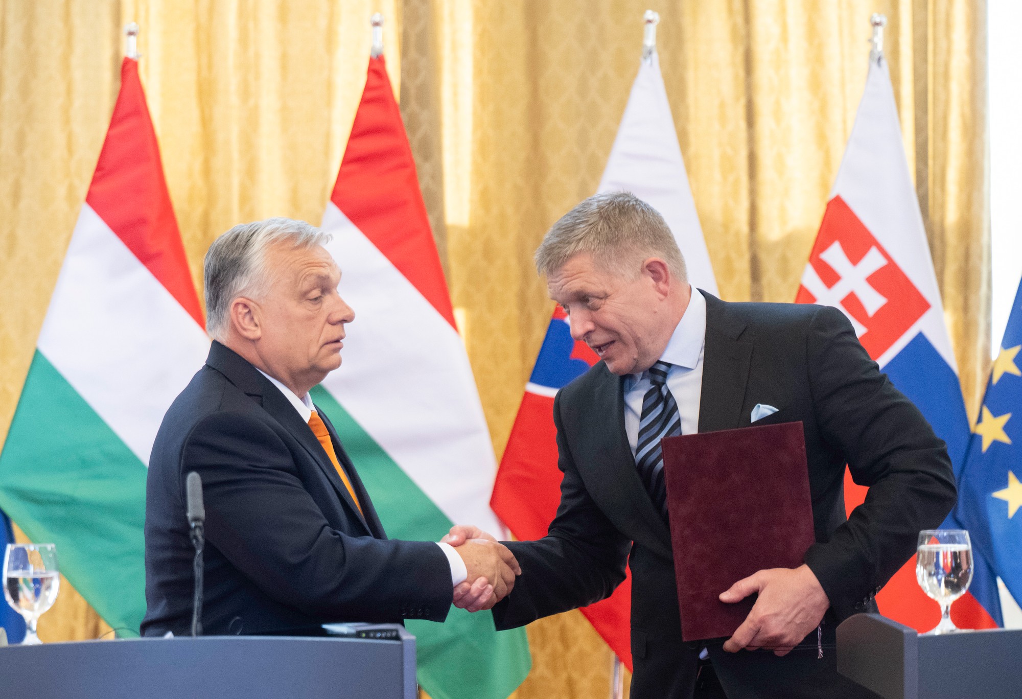 Na snímke maďarský premiér Viktor Orbán (vľavo) a slovenský premiér Robert Fico (Smer-SD).