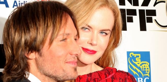 'Kiedy urodziła się nasza córeczka Sunday Rose, chciałem w jakiś specjalny sposób podziękować mojej żonie” – mówił mąż Nicole Kidman, piosenkarz country Keith Urban. – Nie mogłem jednak znaleźć właściwych słów. Zadzwoniłem więc do swojego serdecznego przyjaciela, a ten doradził mi, żebym lepiej nie mówił, tylko podarował jej jakąś pamiątkę'. <br>
Muzyk podarował więc aktorce słynny pierścionek firmy Cartier składający się z trzech połączonych ze sobą obręczy. Każda z nich ma odnosić się do innego etapu związku artystów: złota oznacza przyjaźń, różowa – miłość, a biała – wierność. <br>
Pierścionek został zaprojektowany w 1924 roku i jest jednym z najbardziej rozpoznawalnych projektów Cartiera. Jego wartość szacuje się na 73 tysiące dolarów.