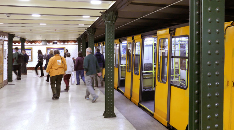 Járműhiba miatt tűz keletkezett az M1-as metró egyik szerelvényében. / Fotó: MTVA/Bizományosi: Jászai Csaba