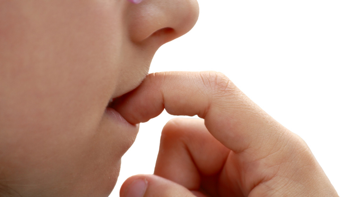 Dzieci, które obgryzają paznokcie lub ssą kciuk, mogą być mniej narażone na choroby alergiczne w późniejszym okresie życia - informuje pismo "Pediatrics".