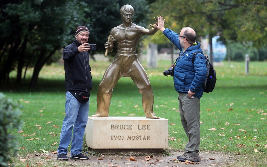 Spomenik Brus Liju u Mostaru