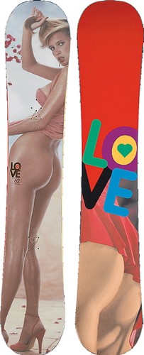 Znana firma snowboardowa Burton wypuściła nową serię desek. Motywem przewodnim są modelki 'Playboya' z lat 70.