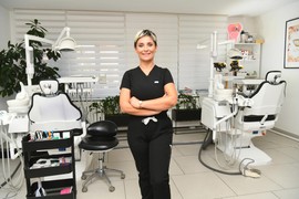 KAKO MENOPAUZA UTIČE NA ZDRAVLJE ZUBA ŽENA? Dr Katarina Murgulj koje su prve promene i KAKO DA REAGUJETE da sačuvate osmeh