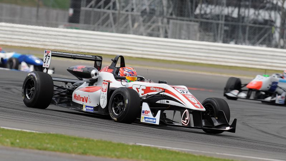 Walka w Euroformula Open 2016 nadal trwa, a weekendowe wyścigi na torze Silverstone w Anglii właśnie dobiegły końca. Wśród najmłodszych kierowców Formuły 3 znajduje się 19-letni Igor Waliłko, który w klasyfikacji generalnej plasuje się w połowie stawki, mimo kolizji w trakcie tzw. czasówki, która spowodowała uszkodzenie bolidu.