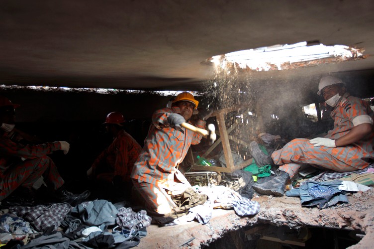 W pierwszych dniach po katastrofie ratownicy próbowali dotrzeć do zasypanych ludzi