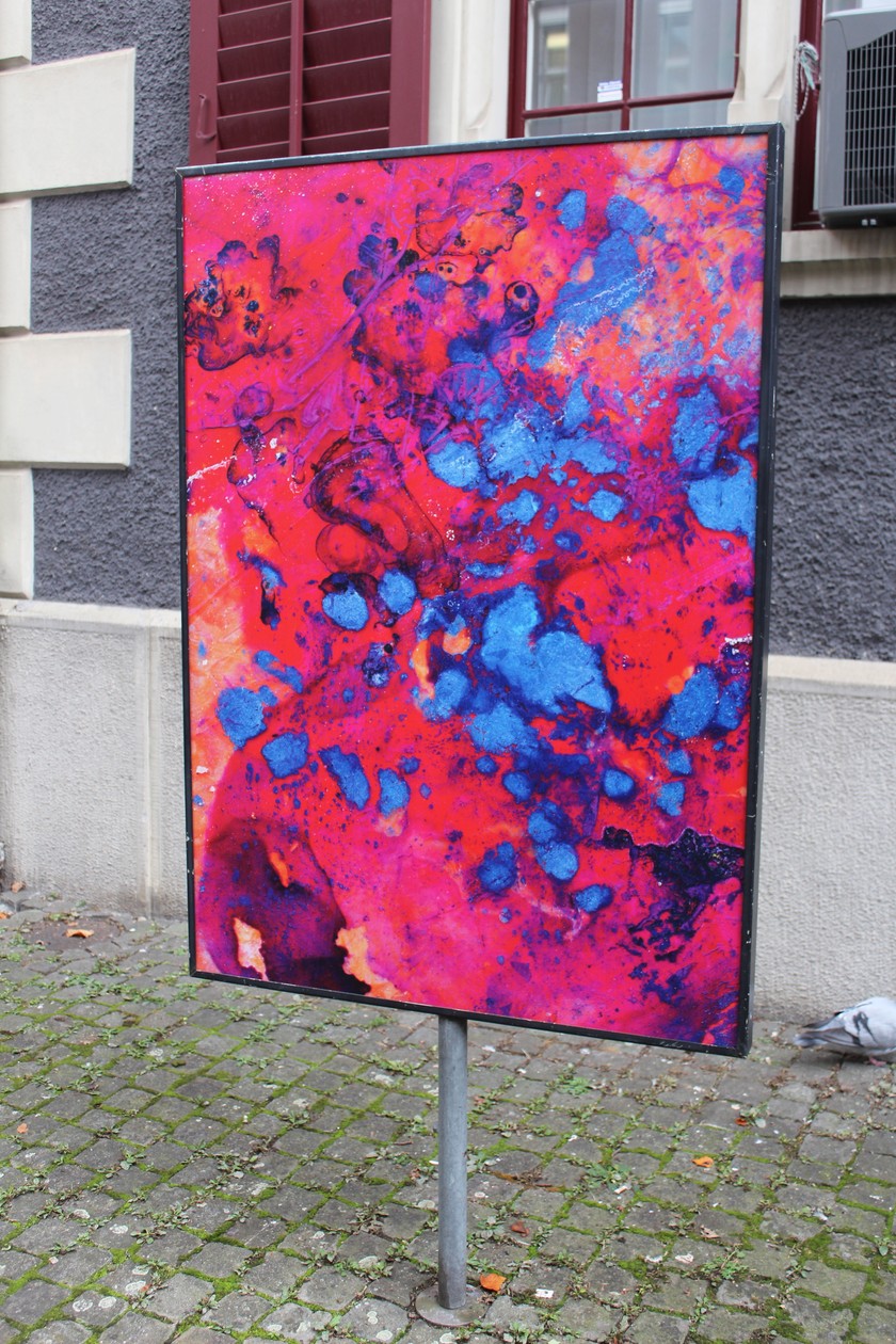 Normalerweise malt die Lausannerin in Performances vor einem Publikum auf Hellraumprojektors. Die Kunst wird so zu einem Erlebnis. Dafür verwendet sie Heilerde, Spirulina, Farbe und vieles mehr. Auch diese Werke sind während einer Performance entstanden.