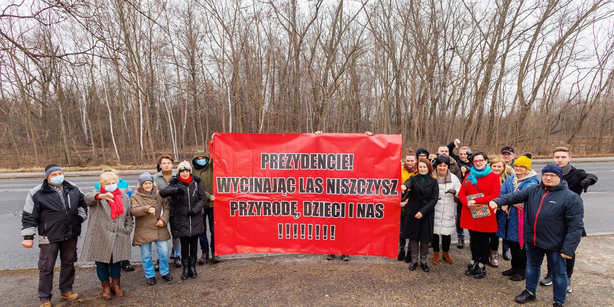 Protest mieszkańców Dąbrowy Narodowej w Jaworznie przeciwko planom wycięcia 8 hektarów lasu. 