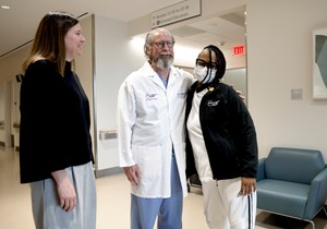 Dr Džejmi Lok, dr Robert Montgomeri i Toana Luni u bolnici u Njujorku 10. decembra