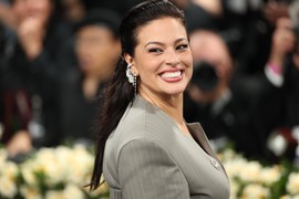 Ima 90+KG, visoka je 177 CM i blista koliko je SAMOUVERNA I LEPA: Ceo Njujork gledao je u njenu sivu haljinu - BLISTA dok joj hejteri govore da  POD HITNO SMRŠA