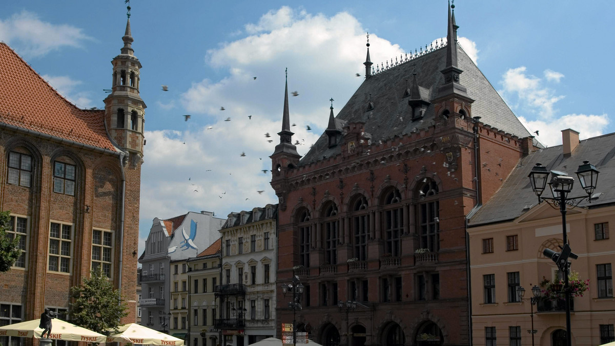 Policja złapała na gorącym uczynku wandali, którzy w sobotę zdewastowali figurki mieszczan zdobiące wnęki murów na toruńskiej Starówce. Straty oszacowano na ponad 10 tysięcy złotych - podaje portal cowtoruniu.pl.