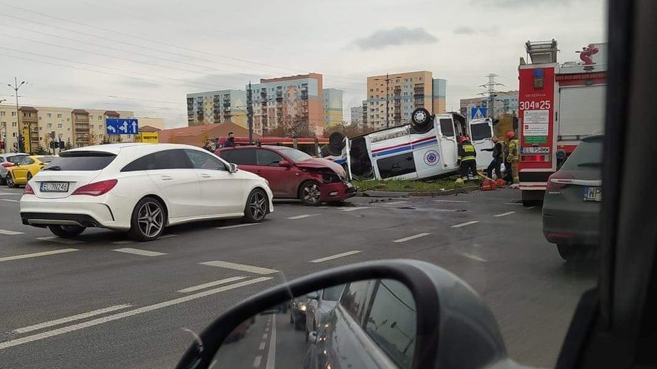 Wypadek z udzialem karetki pogotowia, rondo Inwalidów