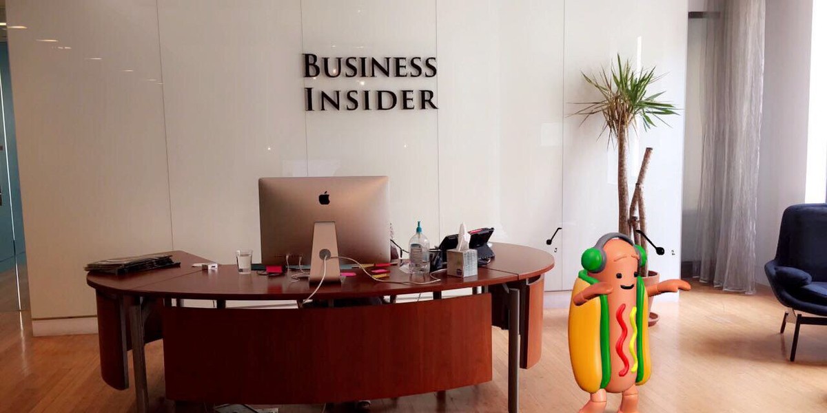 Snapchatowy hot dog tańczy sobie na luzie w recepcji Business Insidera