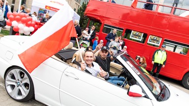 Parada kabrioletów uświetniła obchody Dnia Flagi w Poznaniu