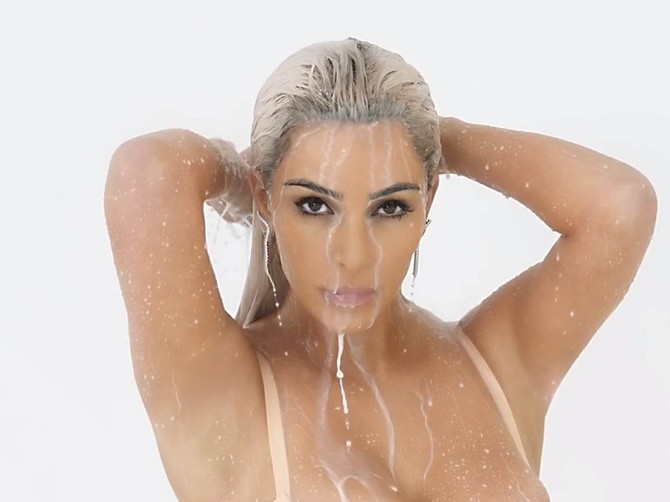 Kim Kardašijan se slikala gola i pokazala grudi