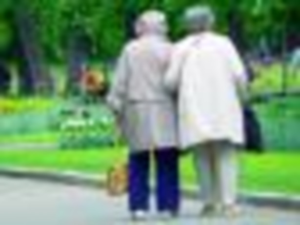 Dwie spacerujące starsze kobiety. fot. shutterstock.com