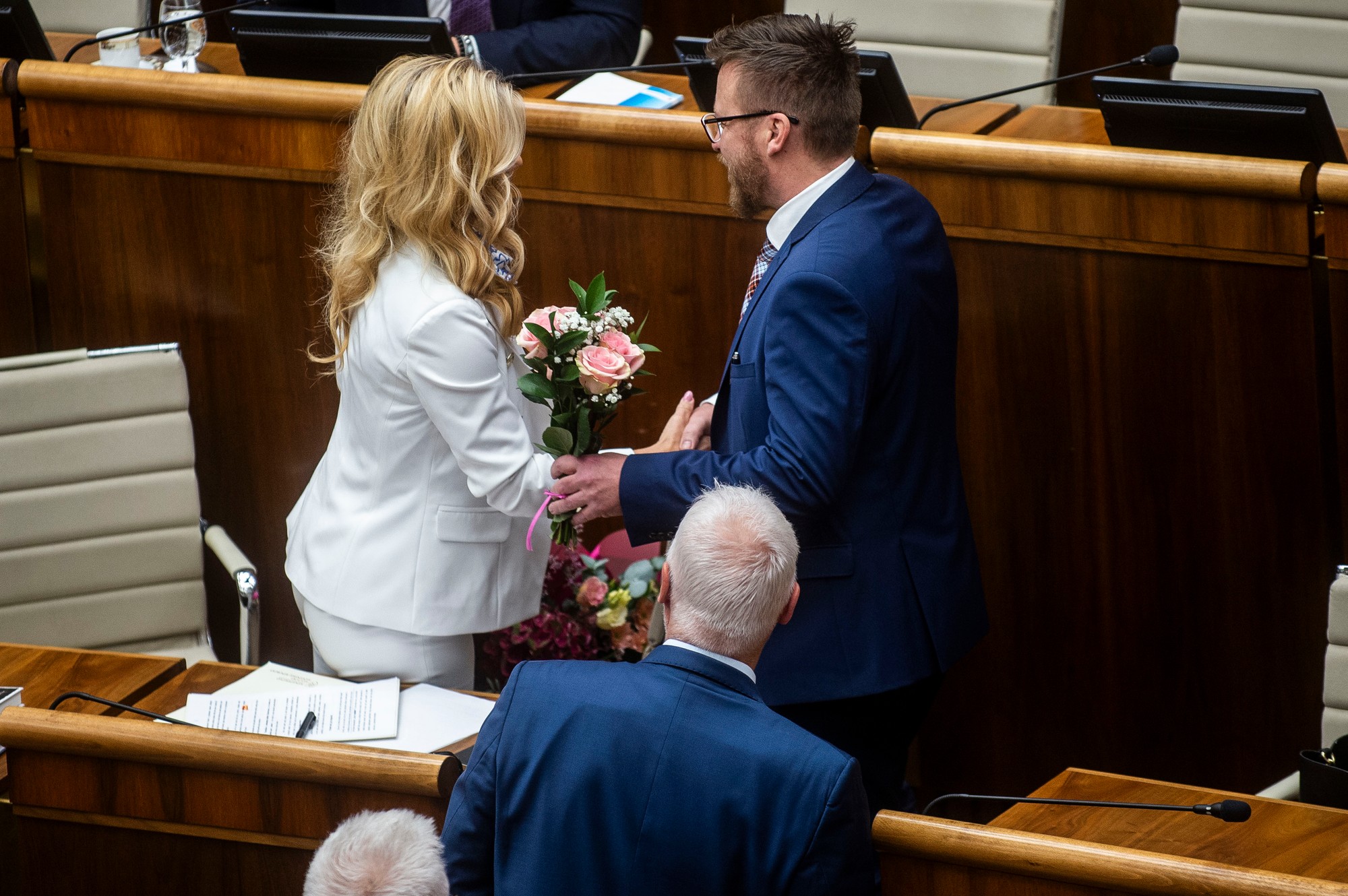 Na snímke vpravo poslanec NR SR Peter Kotlár (SNS) a ministerka kultúry SR Martina Šimkovičová (nominantka SNS) počas schôdze NR SR, na ktorej Šimkovičová čelí svojmu odvolávaniu.