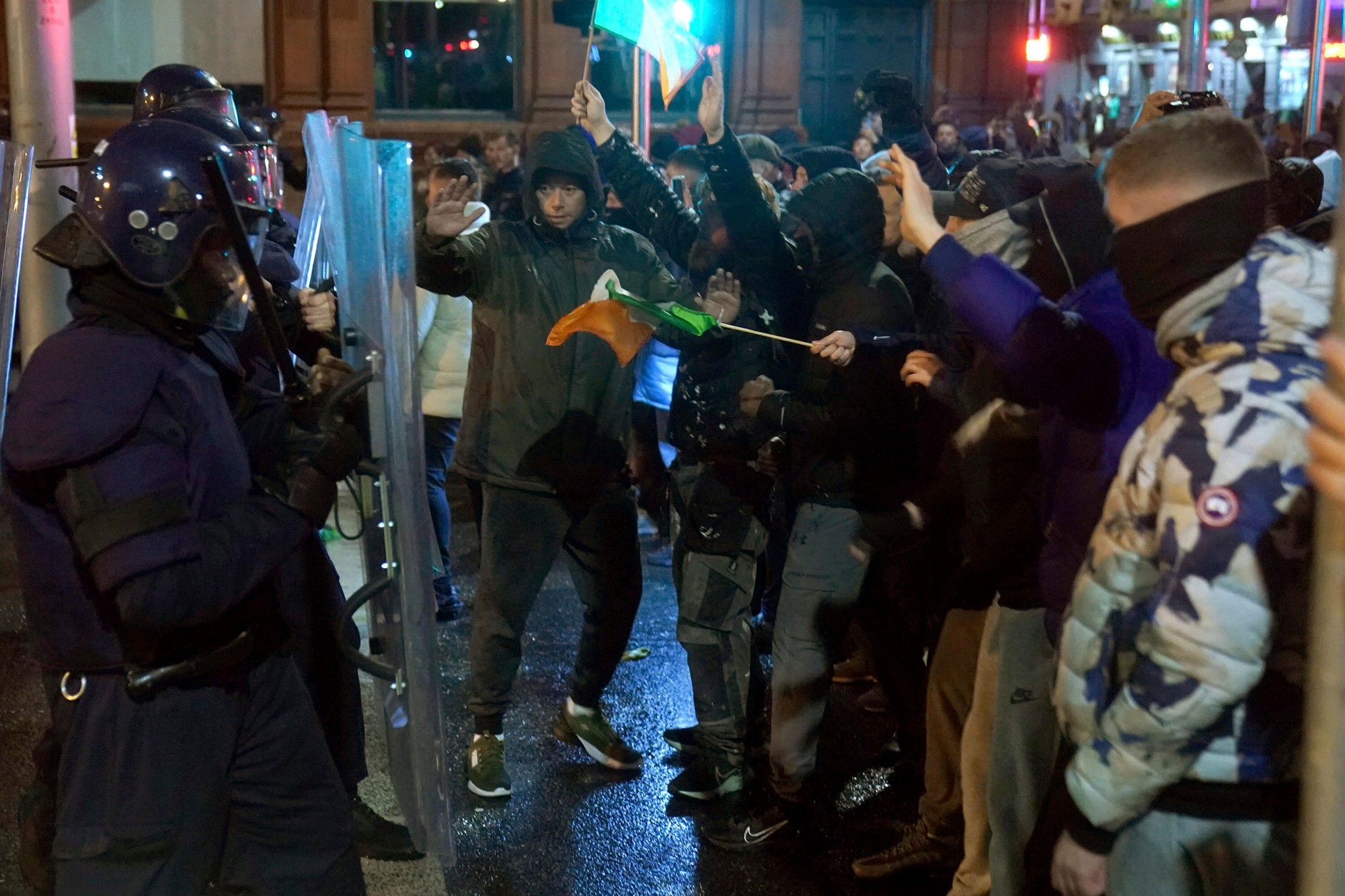 Násilné protesty a potýčky s políciou vyvolal útok nožom pri základnej škole, pri ktorom utrpeli zranenia tri deti.