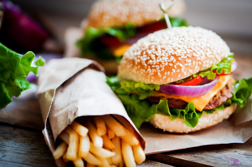 Niezdrowe są przede wszystkim fast foody, które serwuje się z gotowych półproduktów