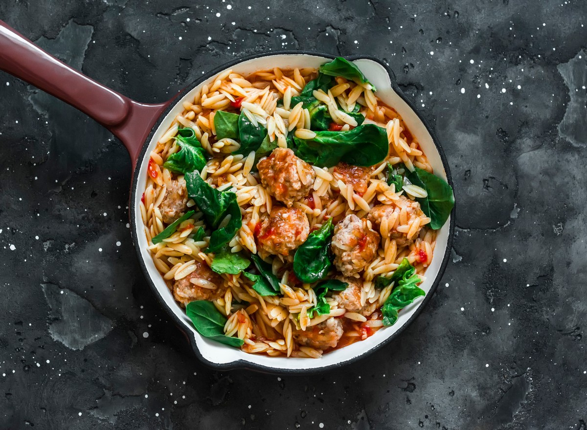 Makaron orzo z kurczakiem i szpinakiem. Lekkie danie na letni obiad