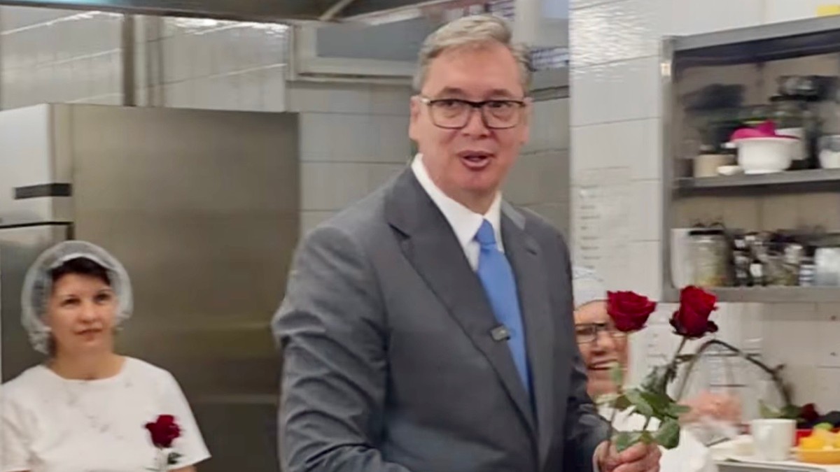 Aleksandar Vučić delio ruže ženama zaposlenim u Predsedništvu